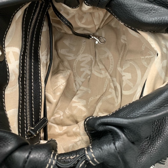 Authentic Michael Kors Black Leather Shoulder Bag - Picture 4 of 6